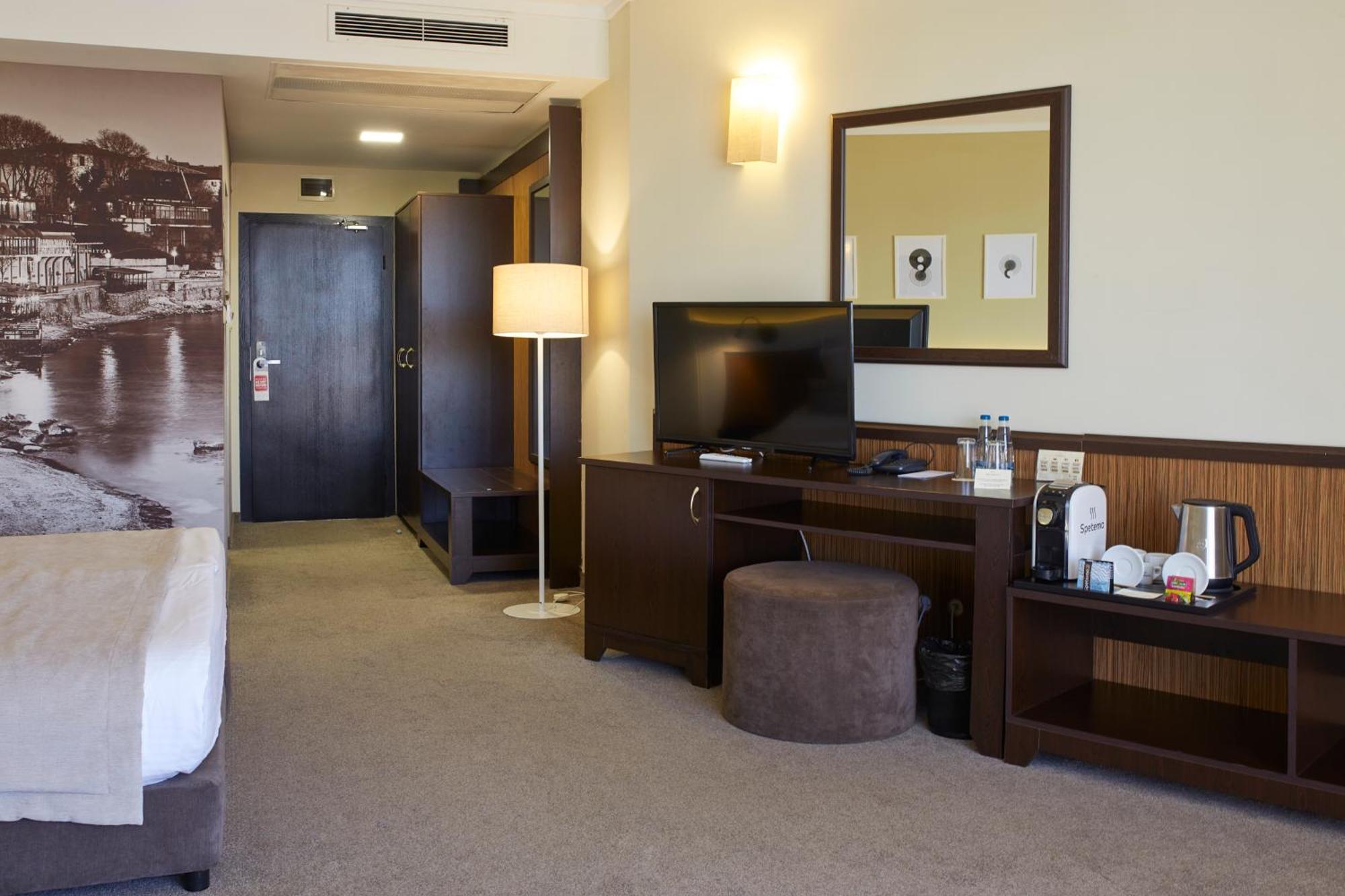 Studio with Balcony,1622022623:JPEG